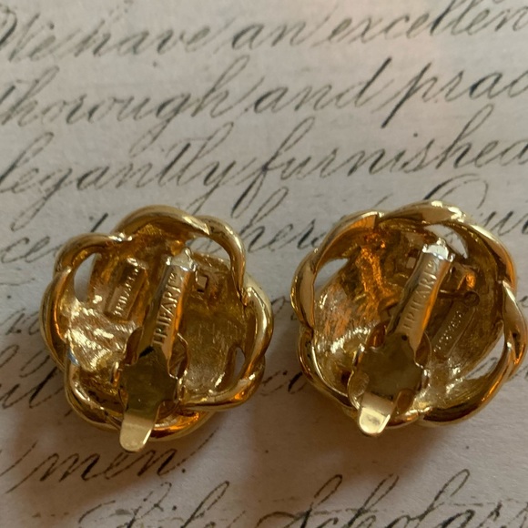 Trifari Vintage Gold Tone Clip On Designer Woman’s Fashion Jewelry Earrings - Picture 6 of 6